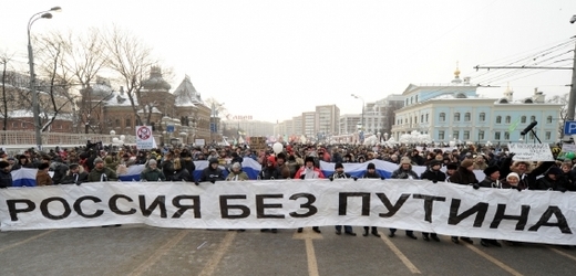 V čele opozičního průvodu nesli aktivisté transparent se slovy "Rusko bez Putina".