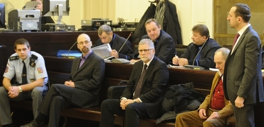 Bývalého výkonného ředitele Central Group Aleše Novotného (druhý zleva) přivedli 6. února k hlavnímu líčení u Městského soudu v Praze.