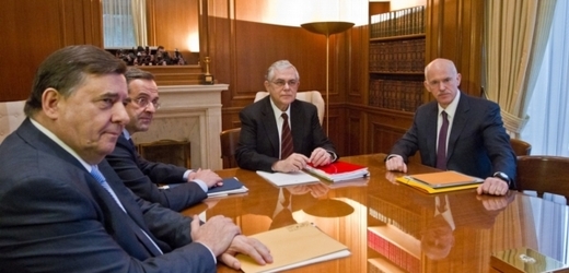 Řecké strany vládní koalice odložily rozhodnutí o přijetí dohody s mezinárodními věřiteli na úterý. 