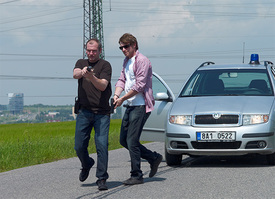 Vyšetřovatelé z Kriminálky Anděl: Oliver (Marek Taclík) a Tomáš (David Švehlík) v akci.