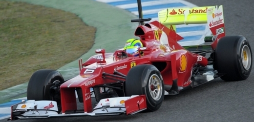 Nápadně zlomený nos nese na svém voze i nové Ferrari F2012.