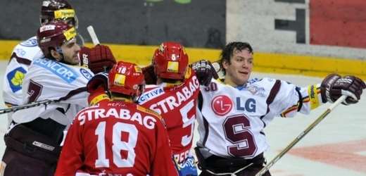 Pražští hokejoví rivalové zažívají hodně odlišnou sezonu.