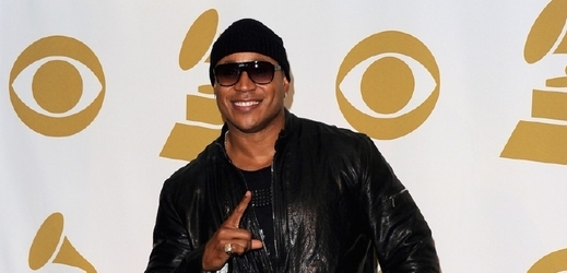 Večer bude moderovat dvojnásobný držitel Grammy, rapper a herec LL Cool J, který moderoval i nominační večer.