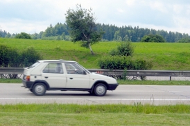 Letitá Škoda Favorit je na venkovských silnicích častým zjevem. 