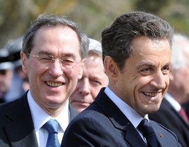Prezident Nicolas Sarkozy (vpravo) se ministra Guéanta zastal. Ve volbách tím může jen získat.