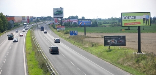 Sněmovna schválila novelu, která má omezit billboardy u silnic (ilustrační foto).