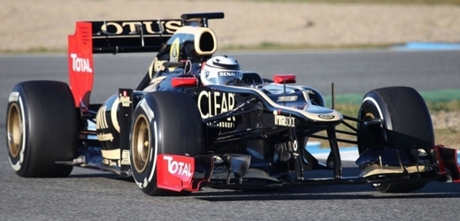 Kimi Räikkönen krouží s novým lotusem po trati v Jerezu.