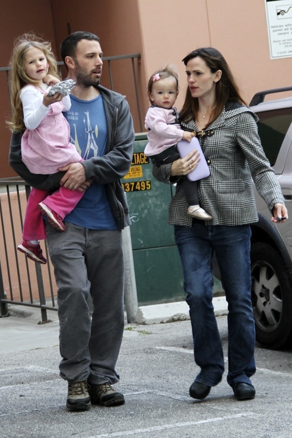 Ben Affleck a těhotná Jennifer Garnerová s dcerami.