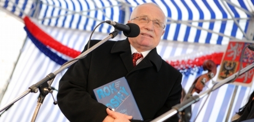 Prezident Václav Klaus ztrácí podle průzkumu popularitu.
