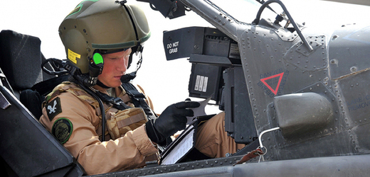 Princ Harry v kabině vrtulníku Apache.
