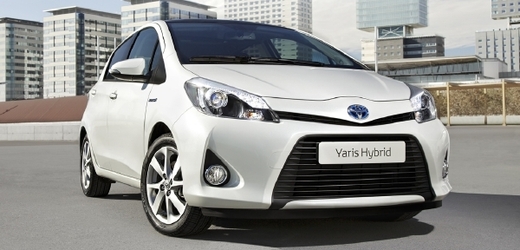 Hybridní Toyota Yaris je plná premiér.