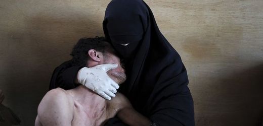 Žena drží v náručí svého zraněného příbuzného během protestů proti prezidentovi v hlavním městě Jemenu Saná, 15. říjen 2011. Fotografie roku, Samuel Aranda, Španělsko.