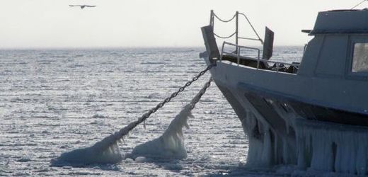 Zamrzlé lodě v černomořských přístavech.