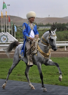 Prezident na koni. Vůdcem Turkmenů musí být zdatný jezdec. 