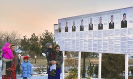 Plakáty kandidátů připuštěných k volbám.