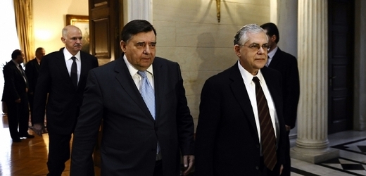 Předseda strany LAOS Jorgos Karantzaferis (s modrou kravatou) a premiér Lukas Papadimos.
