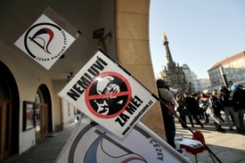 Bezmála stovka lidí se v sobotu sešla před radnicí na Horním náměstí v centru Olomouce, aby protestovala proti mezinárodní smlouvě proti šíření nelegálních kopií (ACTA).