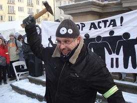 Jeden z organizátorů ostravské demonstrace Robert Adámek v roli celníka, který s kladivem v ruce likviduje zabavené počítače a mobilní telefony s nelegálními soubory a programy.