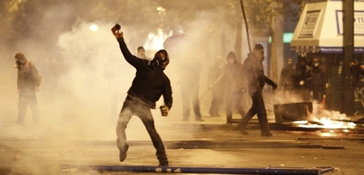 Nespokojení Řekové vyšli do ulic protestovat proti škrtům.
