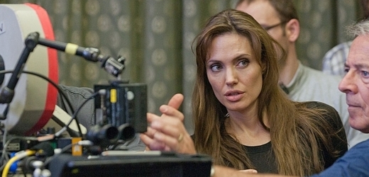 Režijní debut Angeliny Jolie V zemi krve a medu je rozhodně upřímný.