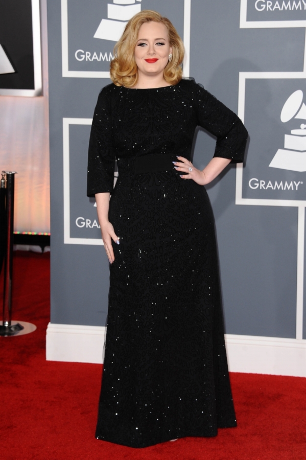 Mezi ty, kdo nešlápli vedle, zařadila módní policie cenami ověnčenou britskou zpěvačku Adele, která zachovala věrnost svému oblíbenému stylu 60. let a zvolila prosté lesklé černé šaty značky Giorgio Armani. Zpěvačce slušely, přestože v nich vypadala jako čtyřicátnice...