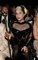 Extravagancí známá zpěvačka Lady Gaga zvolila černé šaty od firmy Chanel se stříbrnými řetězy a dramatickou černou síťkou přes obličej.