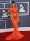 Šestatřicetiletá frontmanka skupiny Black Eyed Peas Fergie si pod průhledné, jasně oranžové šaty návrháře Jeana Paula Gaultiera oblékla černou podprsenku a "babičkovské" černé kalhotky. Otázka, která v souvislosti s její róbou po internetu nyní koluje, zní: "Na co při oblékání, probůh, myslela?"