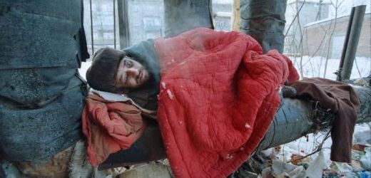 Bezdomovec v krutých mrazech v Moskvě.