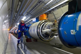 Protony létají v podzemí kruhovým tunelem dlouhým 27 kilometrů.