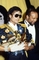 Michael Jackson se v roce 1984 objevil s blýskavou rukavicí, která zahájila módní šílenství a on se stal okamžitě symbolem showbyznysu. Ten večer si odnesl osm zlatých gramofonků. 