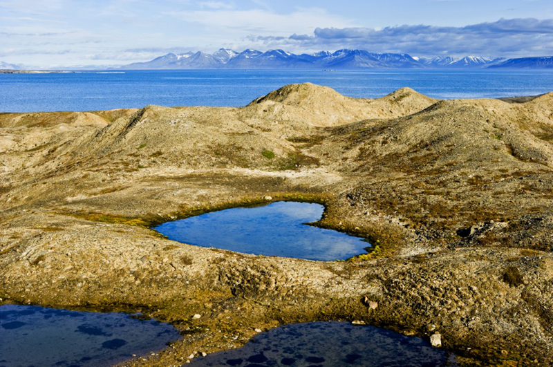 Jezírko ve tvaru srdce na norském ostrově Spitsbergen. (Foto: profimedia.cz)