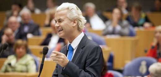 Wilders v parlamentu v Haagu.