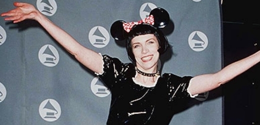 Zpěvačka Annie Lennoxová v roce 1995 se oblékla jako princezna  "Minnie Mouse", kompletně i s ušima.