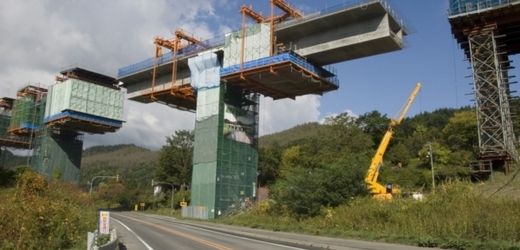 Investice do dopravní infrastruktury klesnou letos o třetinu.