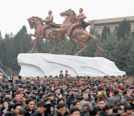Nové oslavné sousoší v Pchjongjangu.