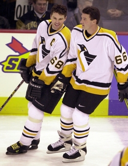 Jágr v dresu Pittsburgh Penguins s Mariem Lemieux.