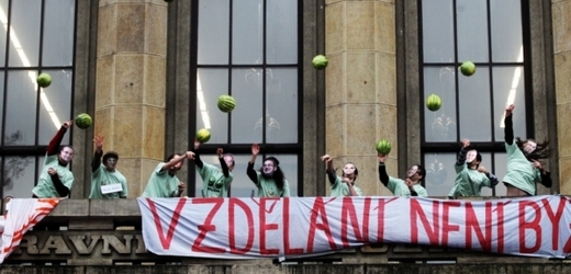 Studenti plzeňských práv protestují proti zrušení fakulty.