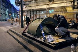 Bezdomovec v centru Paříže.