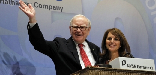 Buffett většinu života akcie technologických firem odmítal. Teď na ně masivně sází.