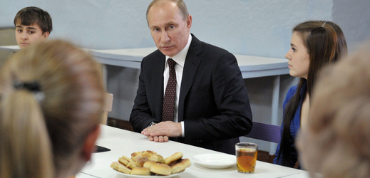 Volby se blíží. Putin mezi školáky.