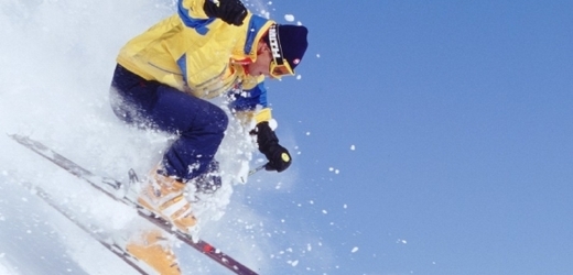 V Krkonoších zemřel po zhruba třicetimetrovém pádu pětatřicetiletý lyžař (ilustrační foto).