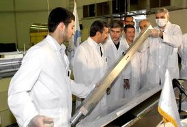 Prezident Ahmadínežád v novém zařízení na obohacování uranu.