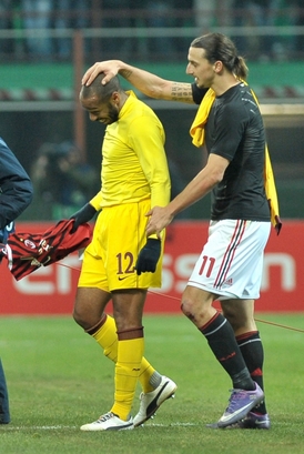 Útočník AC Milán Zlatan Ibrahimovič (vpravo) s Thierrym Henrym z Arsenalu.