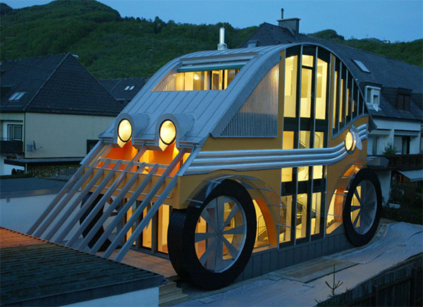 Tento půvabný domeček se vzhledem dětského autíčka stojí v rakouském Salcburku, v městské části Gnigl.