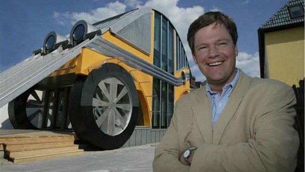 Markus Vogelreiter (na snímku) vytvořil "autíčkový" dům roku 2003 z původního domu ze 70. let, který chtěli jeho majitelé přestavět.