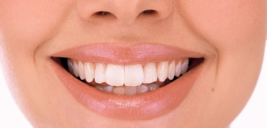 Pravé, nebo umělé? Nový lak by mohl bělit zuby a lépe chránit zubní náhrady.