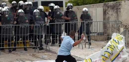 V Aténách se proti úsporným balíčkům mohutně protestovalo na začátku února.