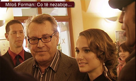 Miloš Forman v dokumentu Miloslava Šmídmajera. Na snímku s Natalií Portman, která si zahrála hlavní roli v jeho snímku Goyovy přízraky.