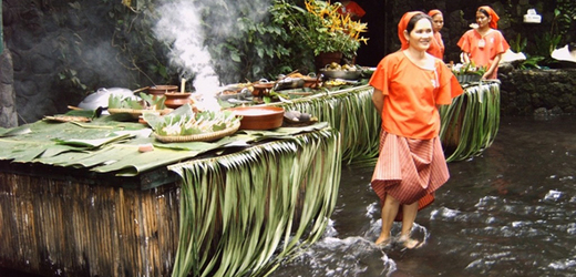 Místní kuchyni nabízejí z bambusových stolů číšnice, které si už zvykly na to, že tráví celý den ve vodě. (Foto: profimedia.cz)