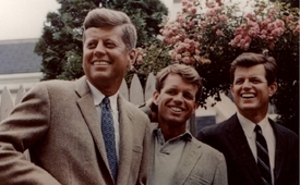 Bratři John, Robert a Edward Kennedyovi.